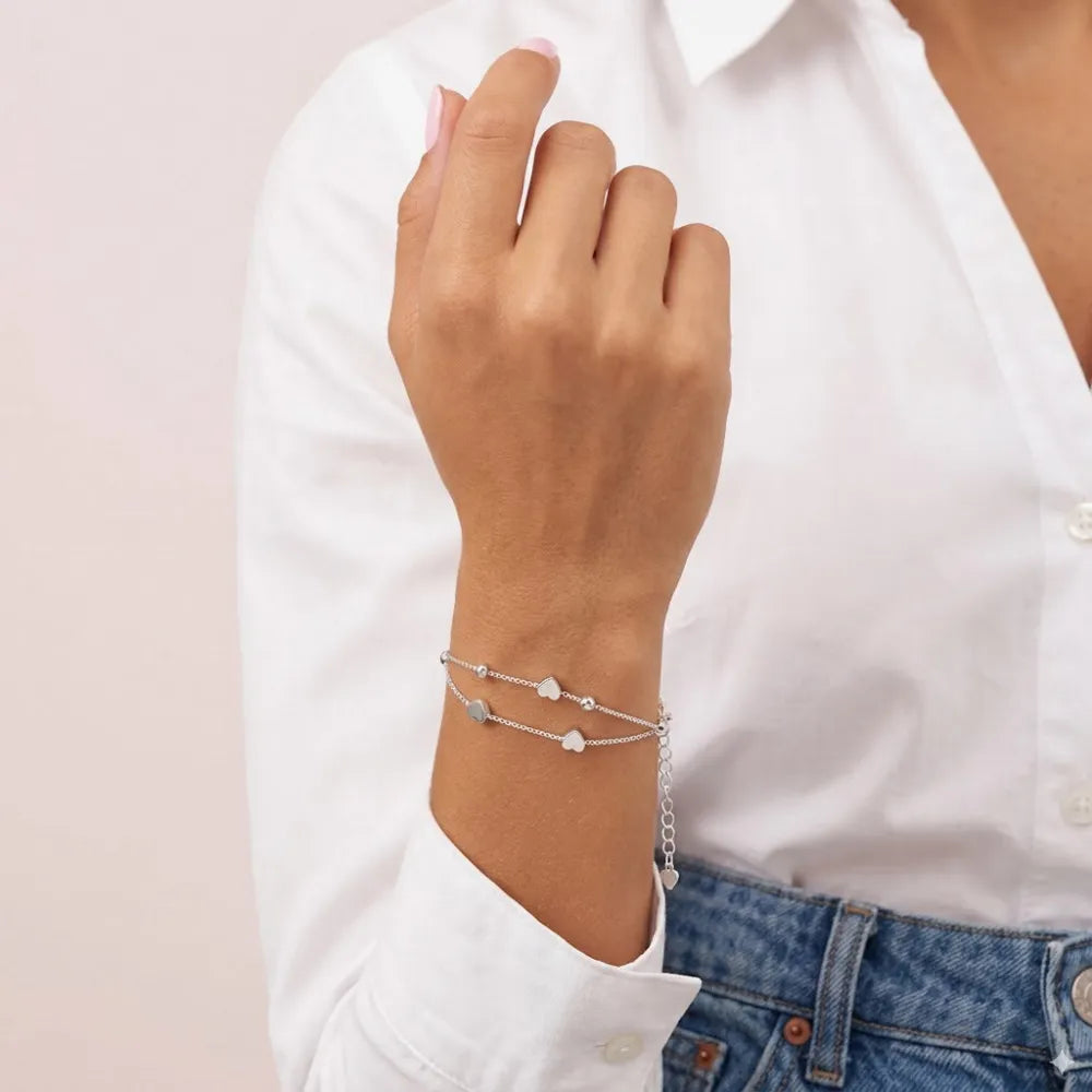 Silverarmband med dubbla kedjor och små hjärtan i en delikat design för elegant användning