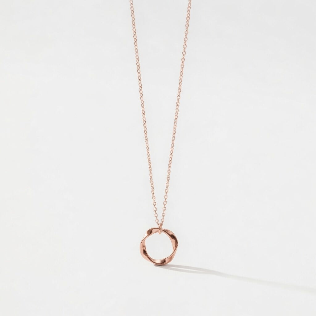 Arwen - Halsband med tvinnat hängsmycke
