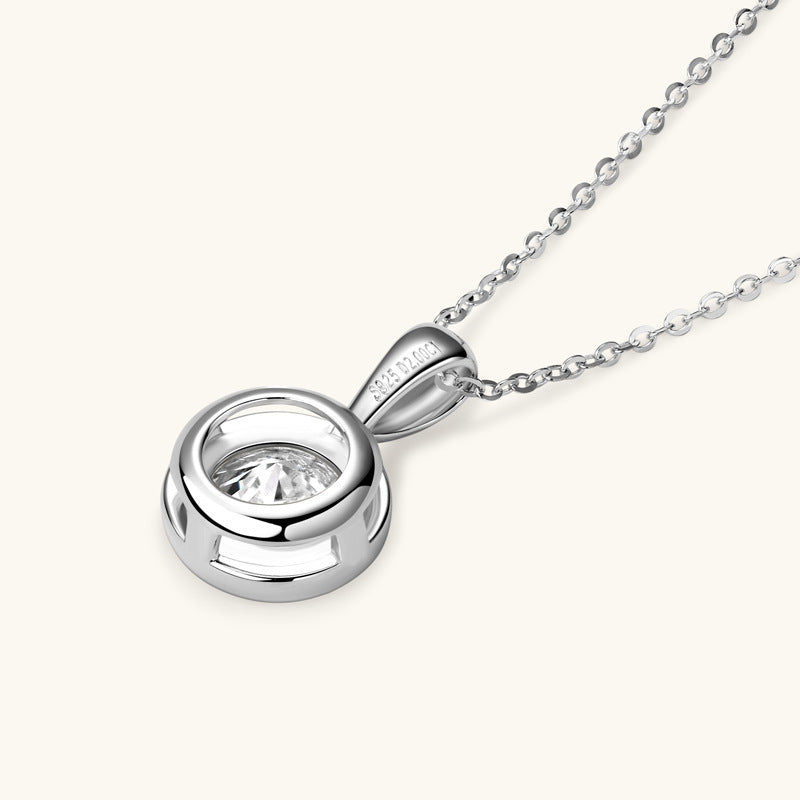 Yndis - Halsband med hängsmycke av moissanite