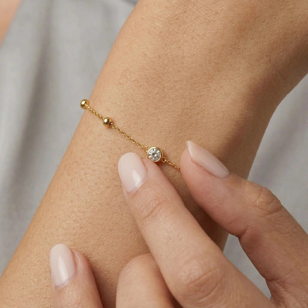 Linnea – Armband med tunn kedja och fina detaljer