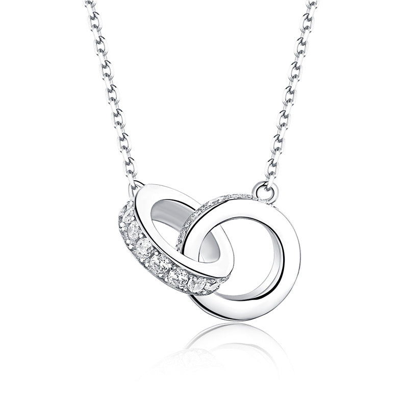 Halsband med sammankopplade ringar i silver med zirkon på kedja.