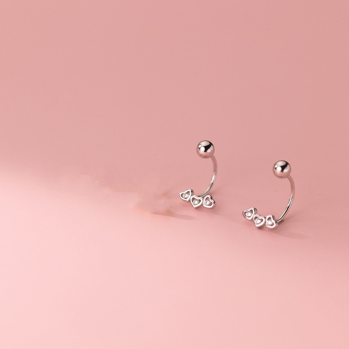 Ari - Örhängen med krokdesign och skruvplopp