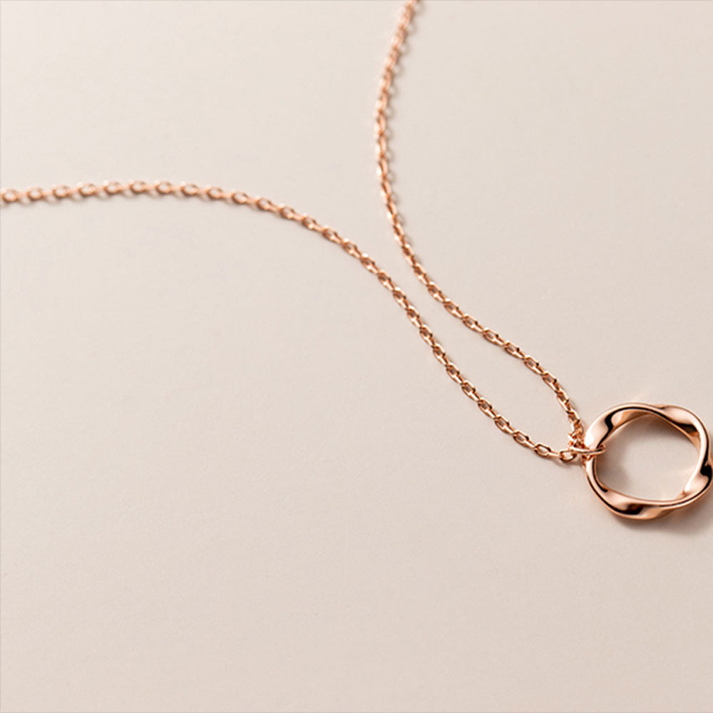 Arwen - Halsband med tvinnat hängsmycke