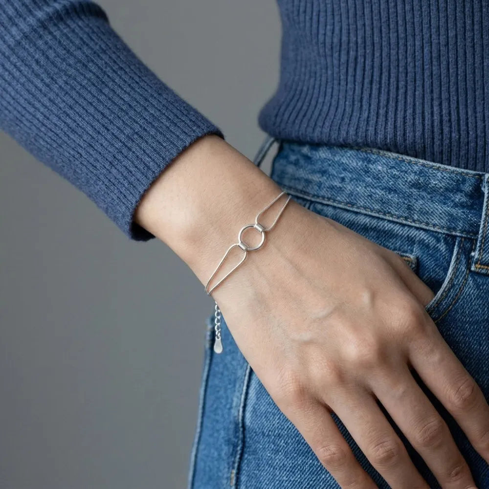 Astrid armband med unikt sammanlänkade silverkedjor i minimalistisk design med två ovaler och kedjejustering