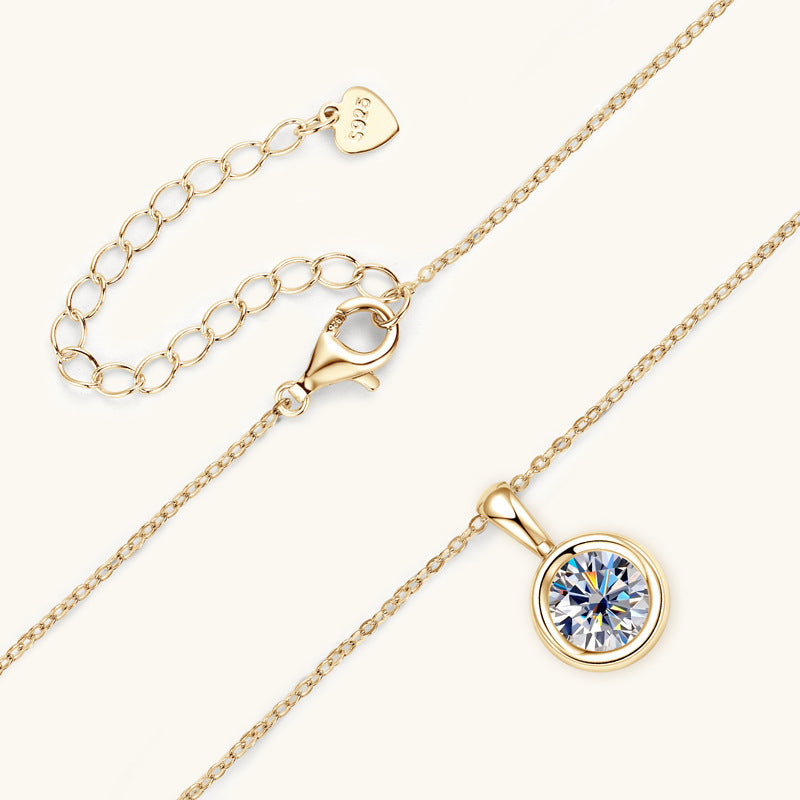 Yndis - Halsband med hängsmycke av moissanite