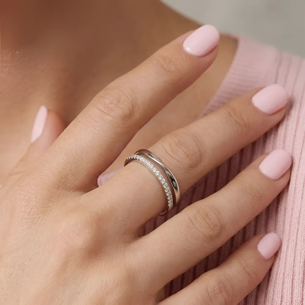 En delikat silverring disa med justerbar design och en band av gnistrande pavédiamanter