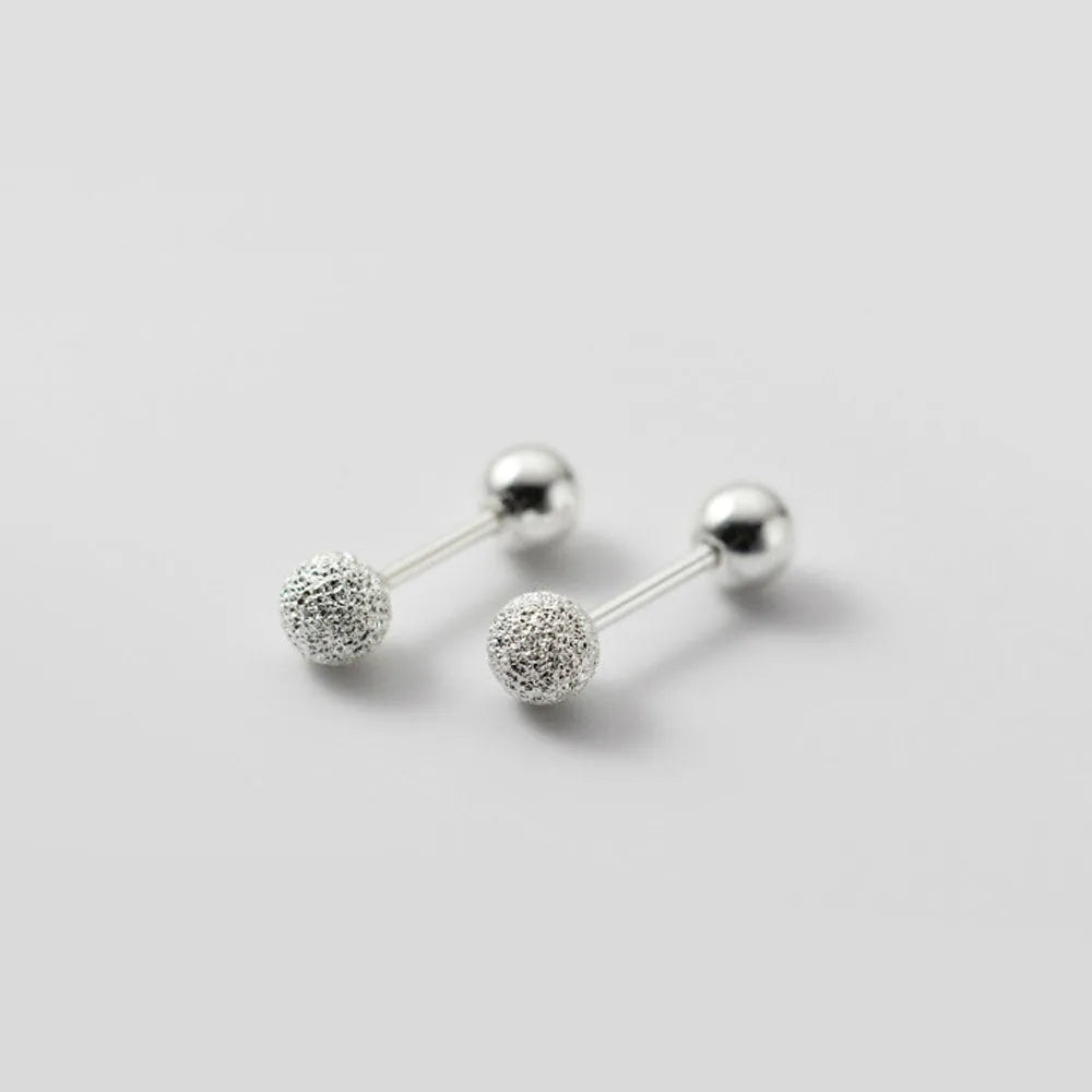 Elza studs med hamrad yta i silver med glittrig och slät polerad kula