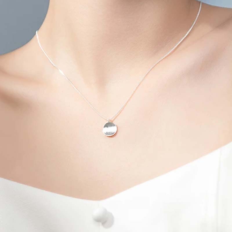 Embla - Halsband med cirkulärt hängsmycke