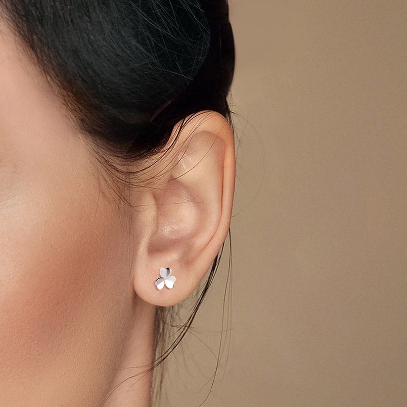 Jolie - Studs med klöver och skruvplopp