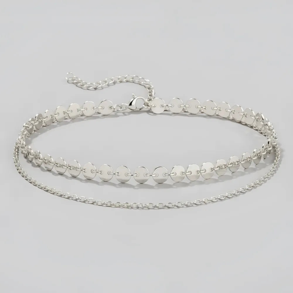 Silver metallic choker med dubbla unika kedjor och platta cirkulära skivor i Juni fotlänk design