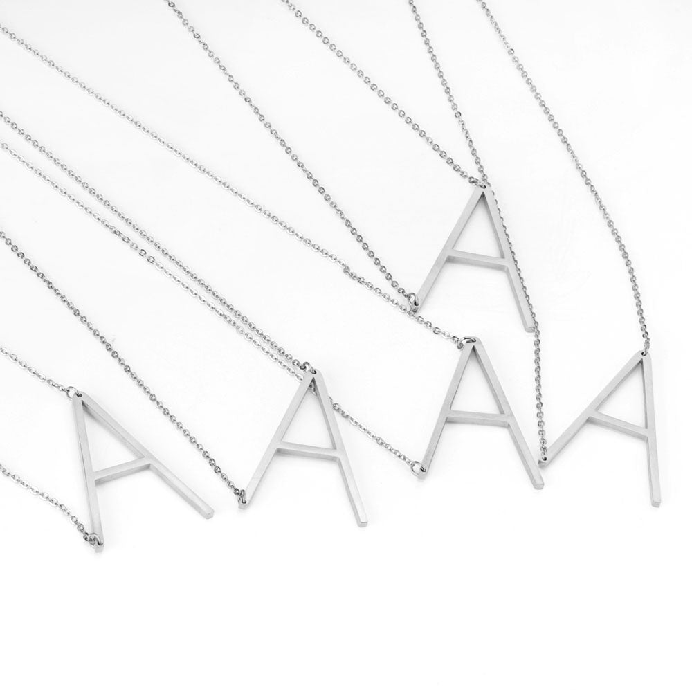 Juno - Halsband med stor bokstav