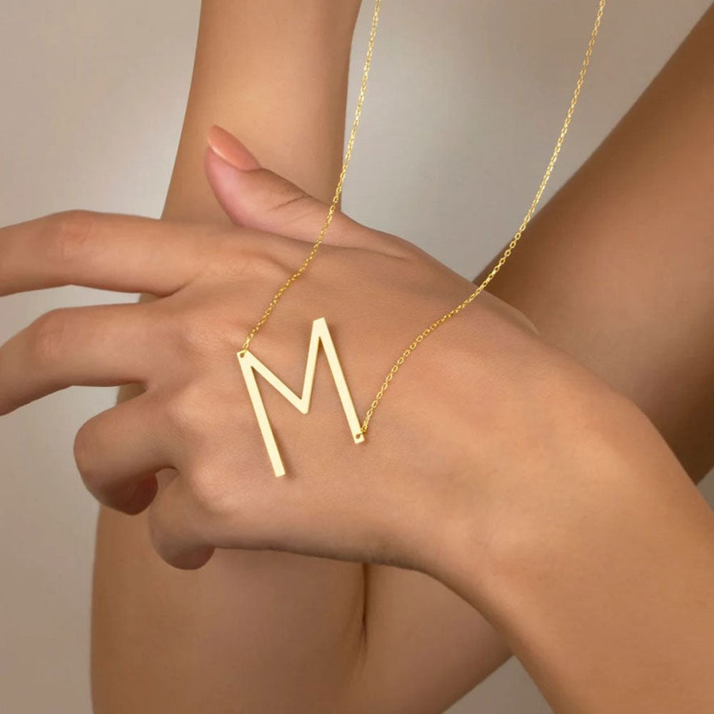 Juno - Halsband med stor bokstav