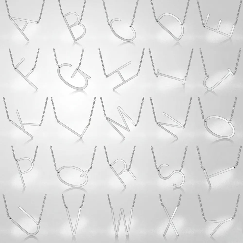 Silver minimalist halsband juno med stor bokstav i tunn konturdesign på delikata kedjor