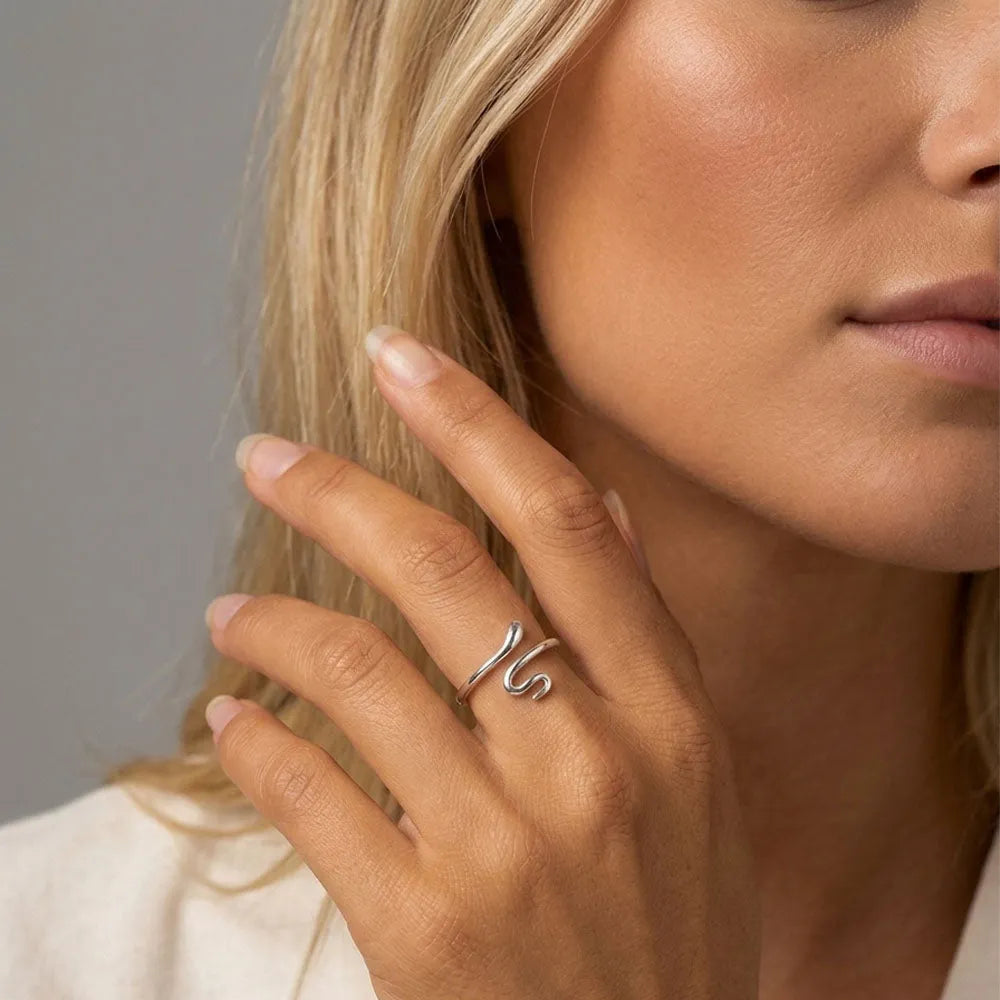 Snygg silvertonad justerbar ring med minimalistiskt ormmotiv kallad Kira