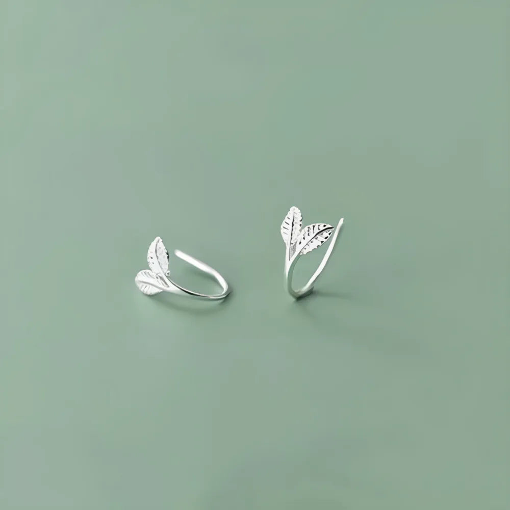 Silver lövmotiv örhängen med texturerad detaljering i form av blad för elegant stil