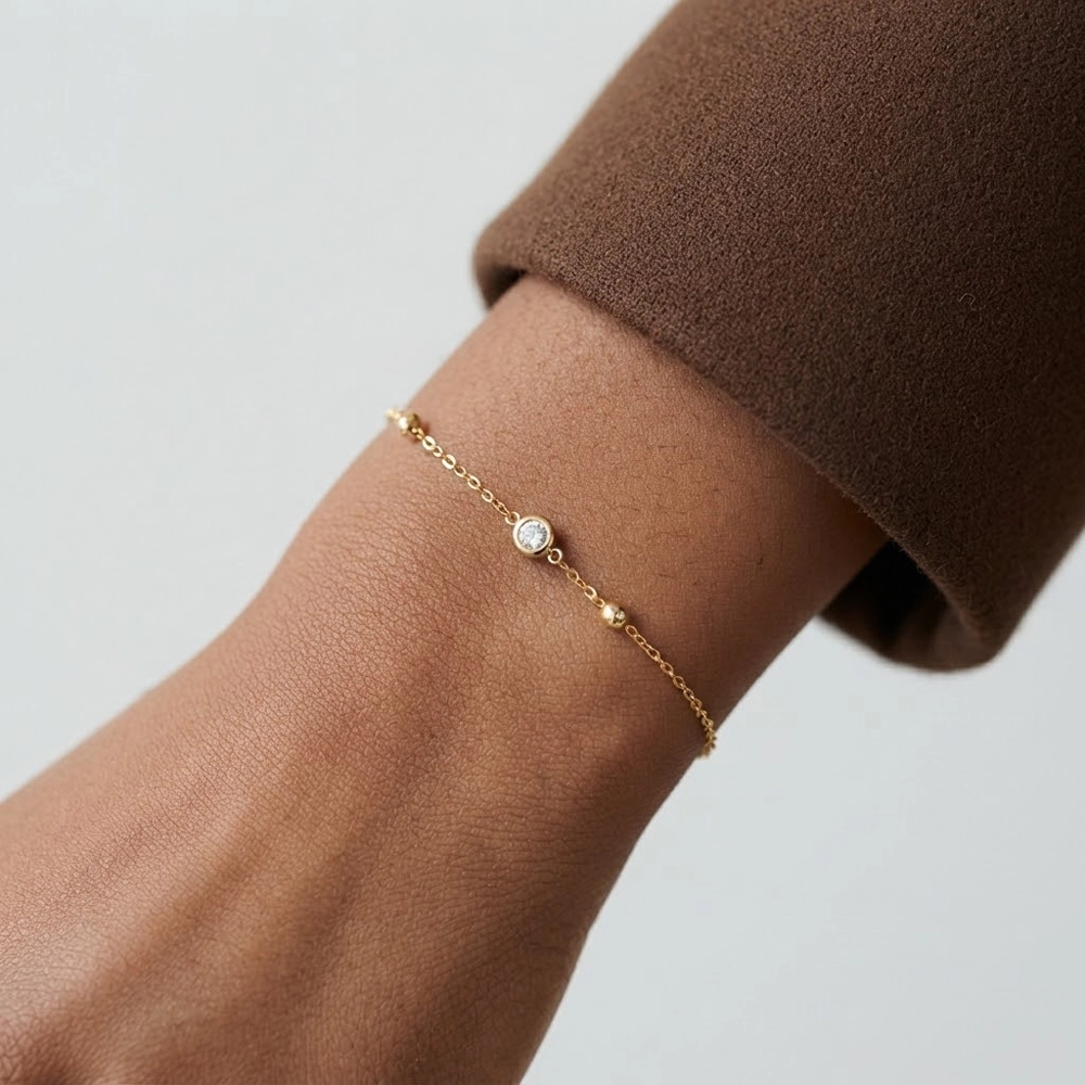 Linnea – Armband med tunn kedja och fina detaljer