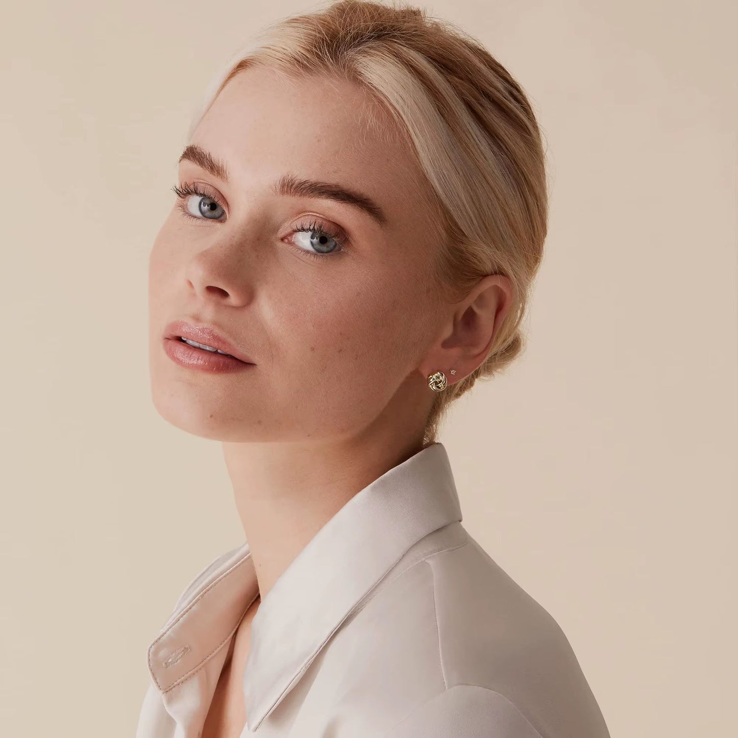 Lyra – Tidlösa studs med knutdetalj