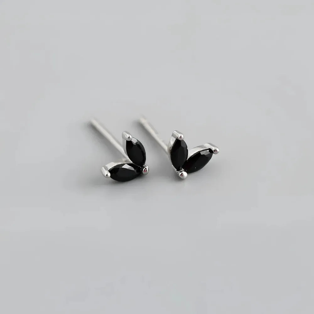 Silverfärgade lovebirds små studs i form av fjärilar med tre svarta marquisediamanter vardera