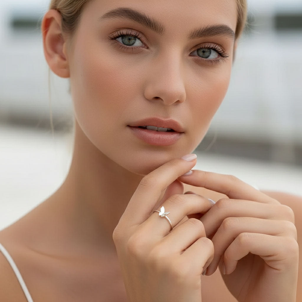 Nelia - Justerbar ring med fjäril