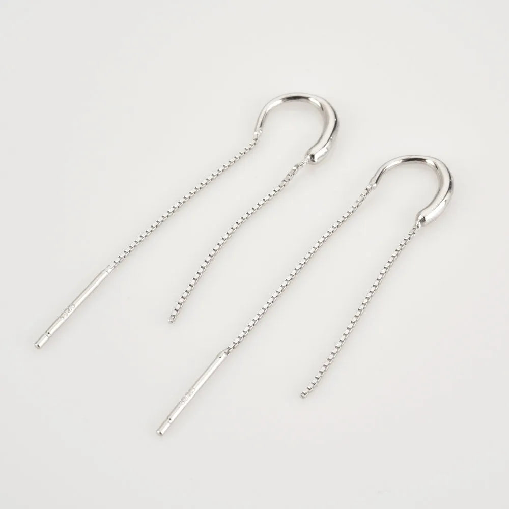 Silverfärgade minimalistiska långa kedjeörhängen shimmer strings med böjd krok och delikata pärlade länkar
