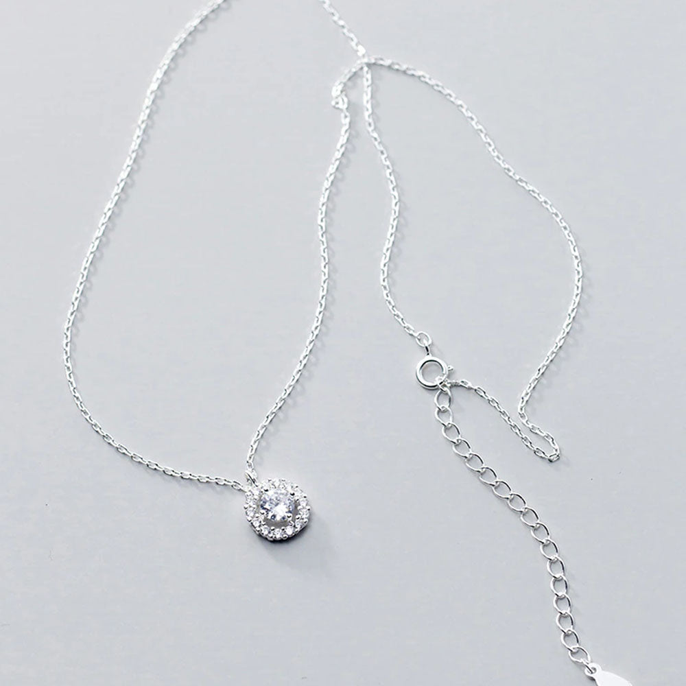 Smilla - Halsband med gnistrande hängsmycke