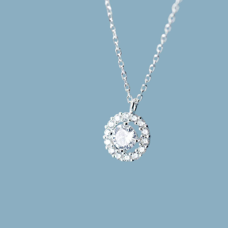 Smilla - Halsband med gnistrande hängsmycke