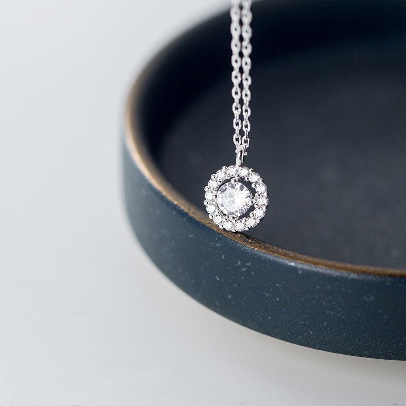 Smilla - Halsband med gnistrande hängsmycke