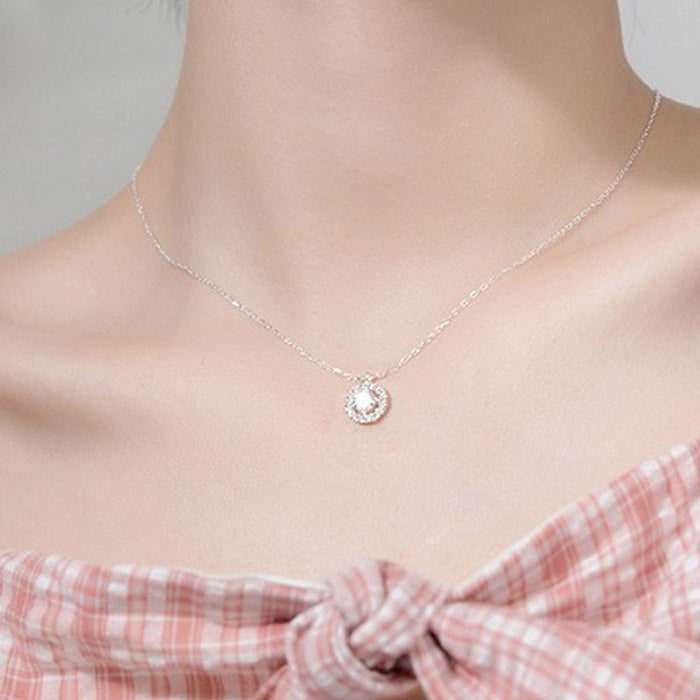 Smilla - Halsband med gnistrande hängsmycke