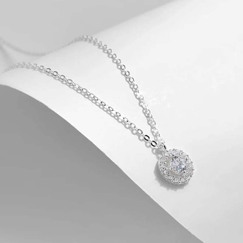 Smilla - Halsband med gnistrande hängsmycke
