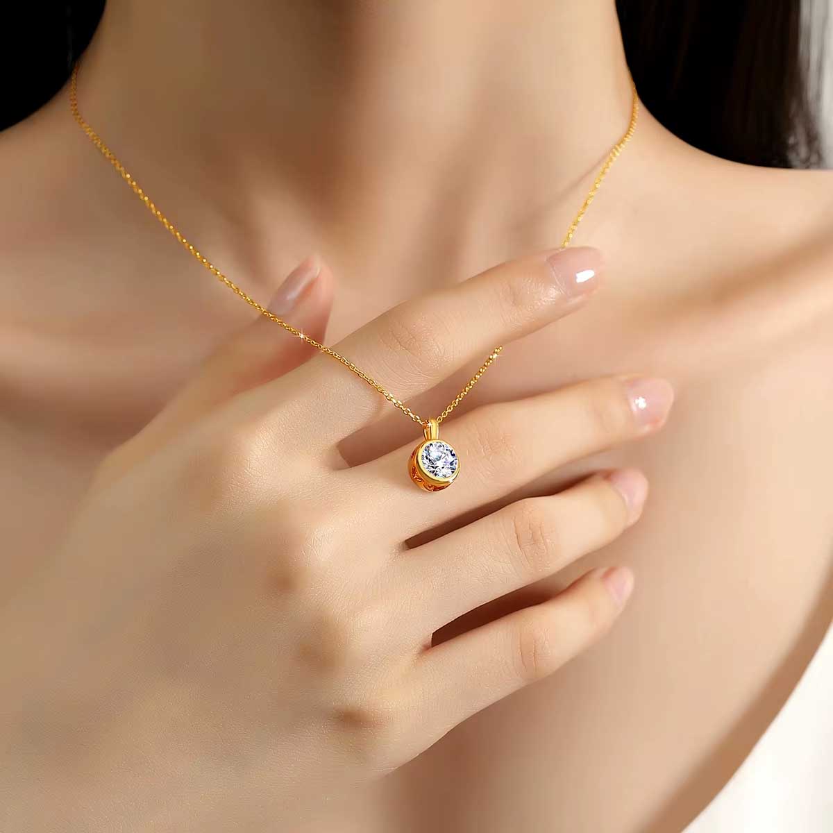 Yndis - Halsband med hängsmycke av moissanite