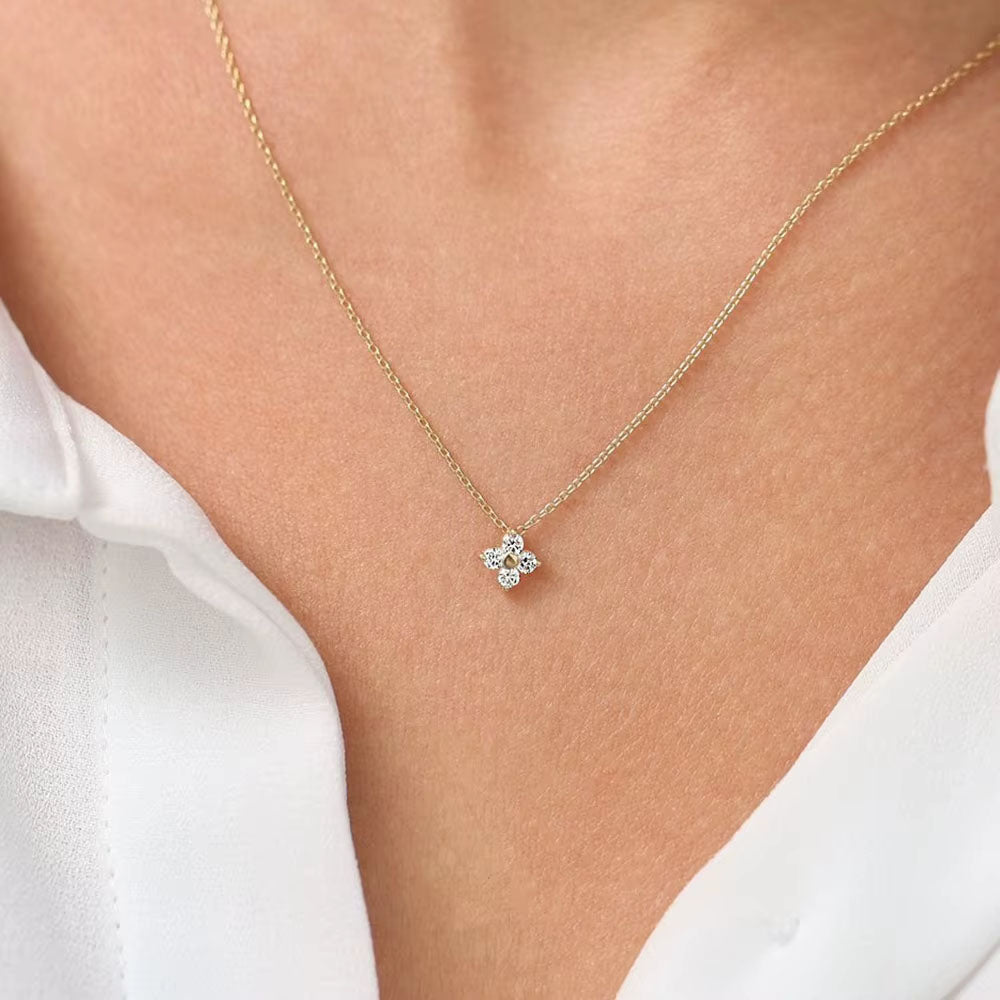 Yrsa - Halsband med gnistrande blomhänge