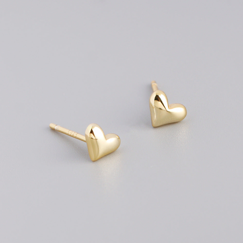 Mini Charm - Små studs med hjärtmotiv