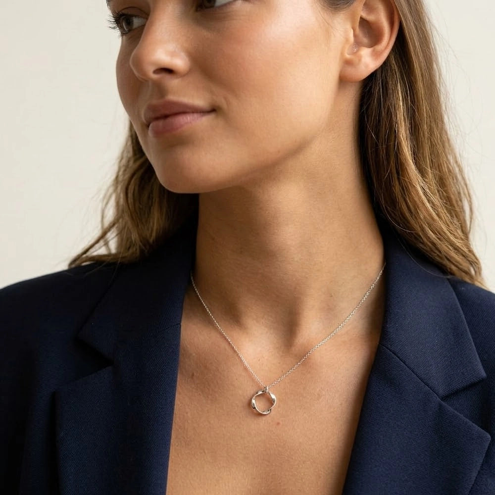 Arwen - Halsband med tvinnat hängsmycke