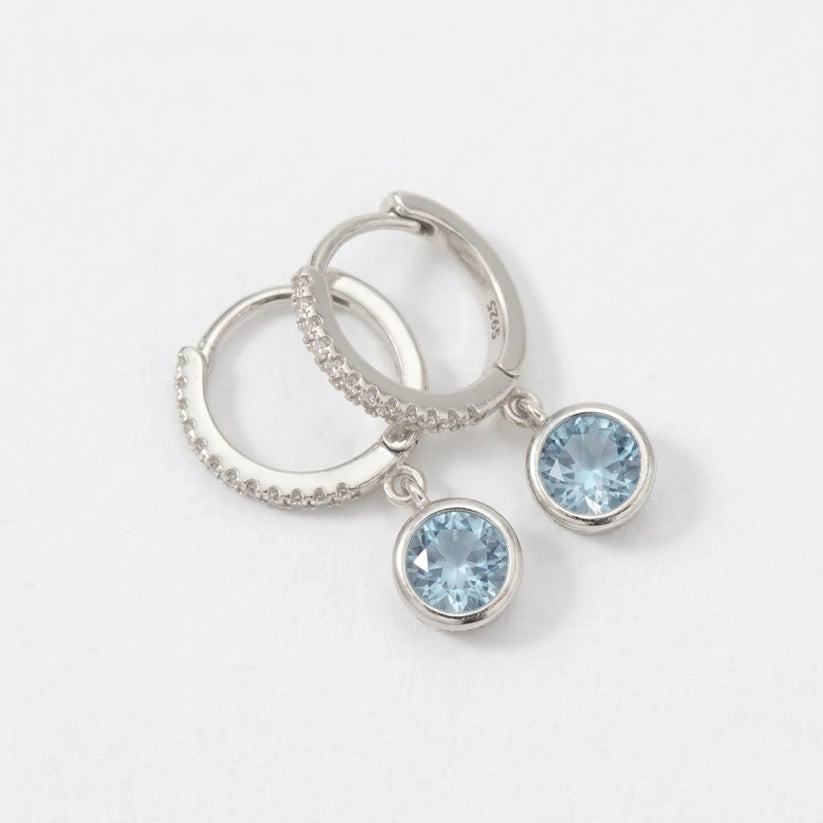 Blue Ivy – Eleganta hoops med isblå sten