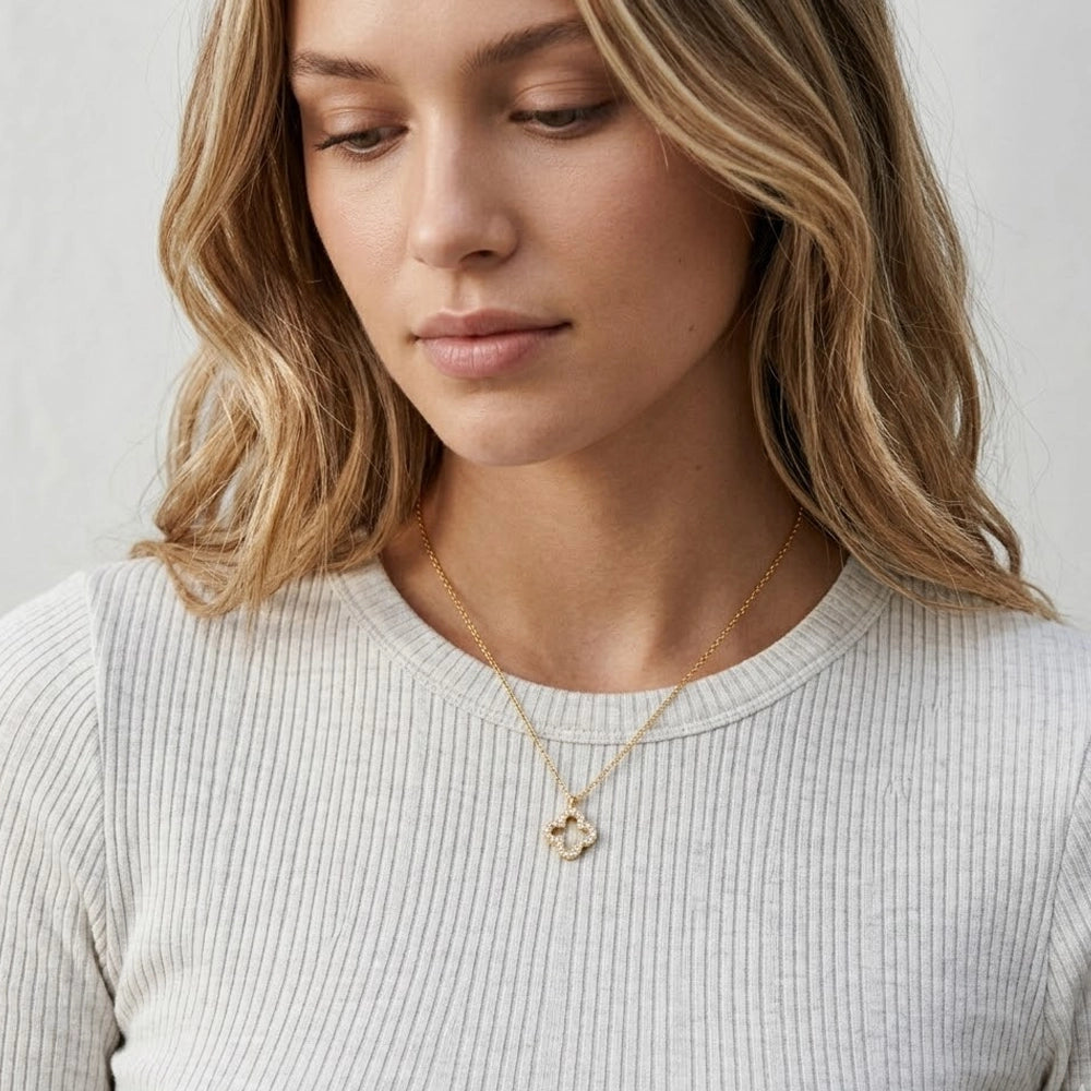Fortune Bloom - Halsband med klöverformat hängsmycke
