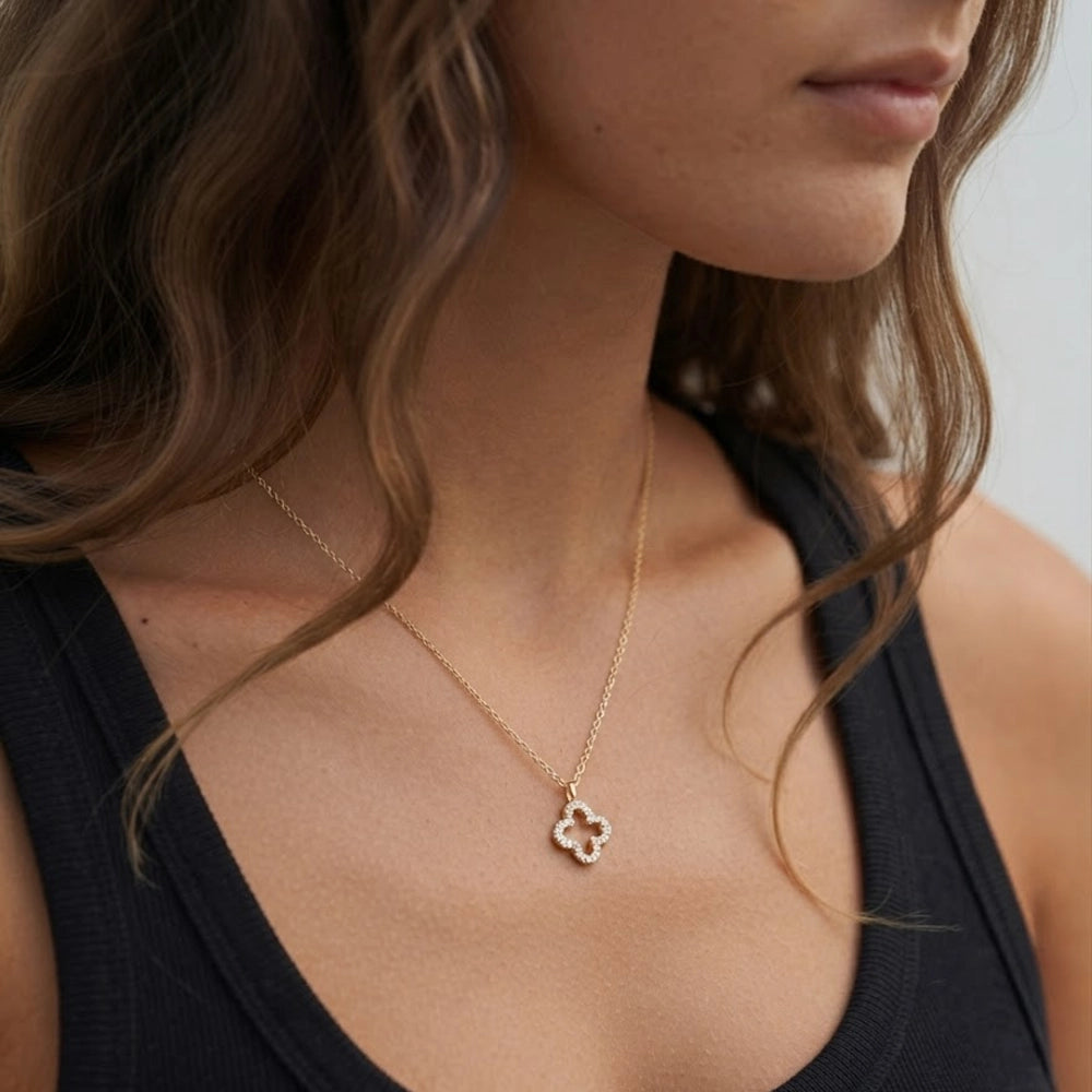 Fortune Bloom – Halsband med klöverformat hängsmycke