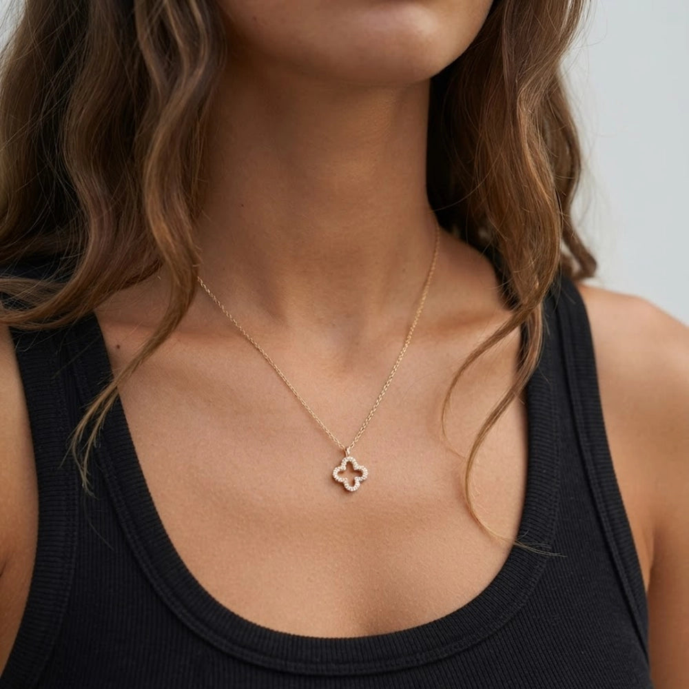 Fortune Bloom – Halsband med klöverformat hängsmycke