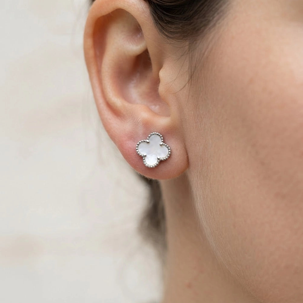 Blanc – Fyrklöverformade studs med pärlemor