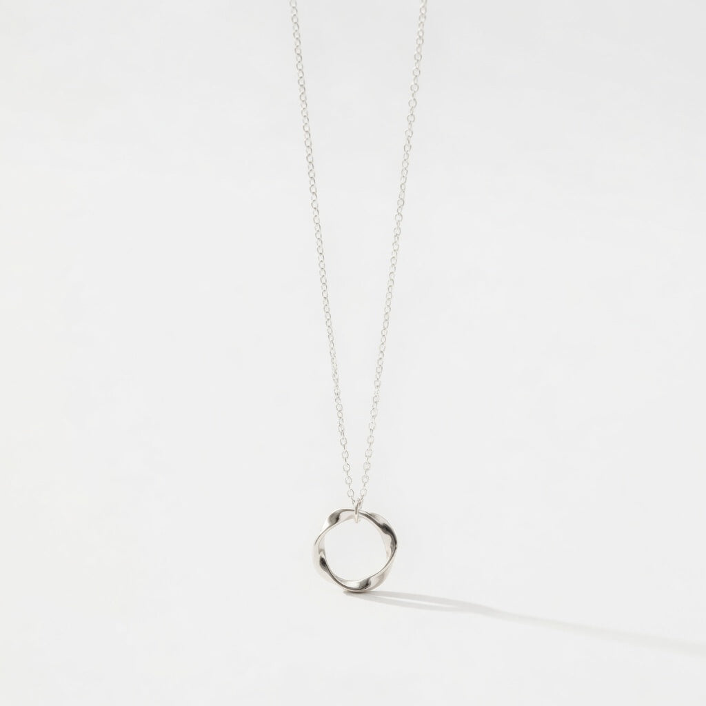 Arwen - Halsband med tvinnat hängsmycke