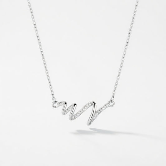 Curvy - Halsband med vågformat hänge
