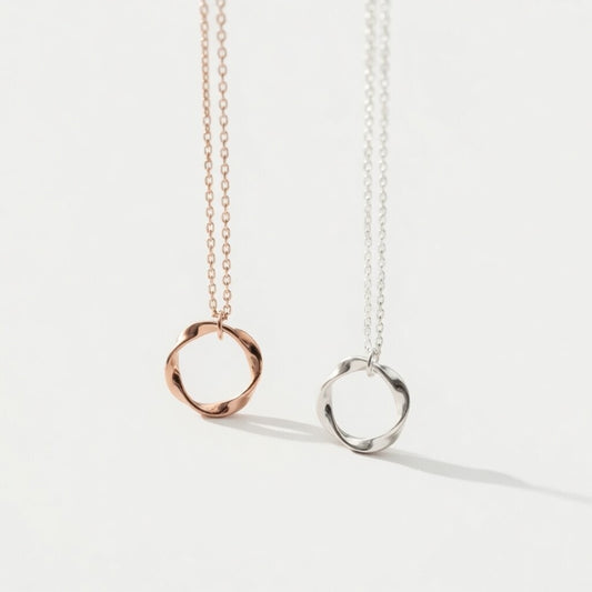 Arwen - Halsband med tvinnat hängsmycke