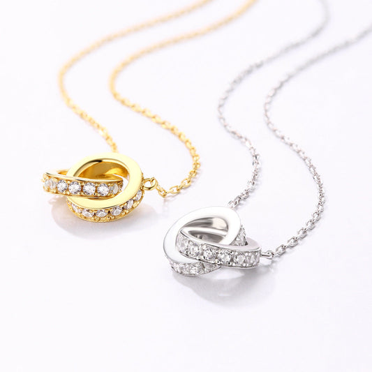 Fina halsband med sammanlänkade ringhängen i guld och silver, prydda med kristaller.