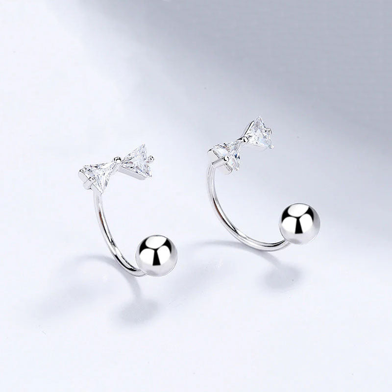 Alexis - Örhängen med krokdesign och skruvplopp