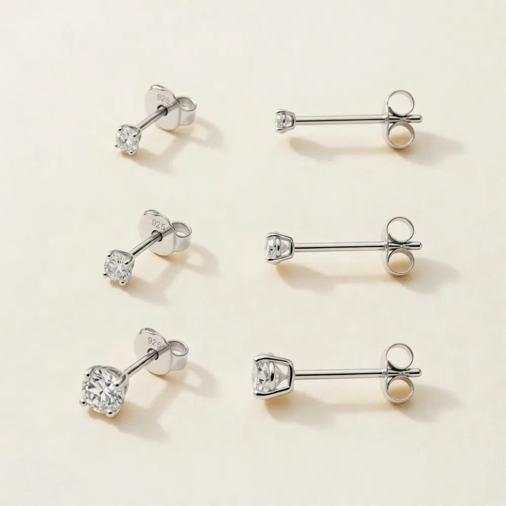 Set med sex sterling silver öronstick med klara cubic zirconia stenar i olika klofattningar allie studs i trepack