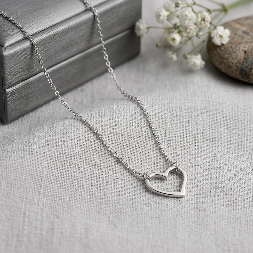 Amora – Halsband med öppet hjärta