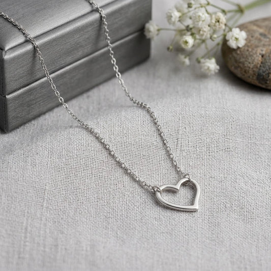 Amora – Halsband med öppet hjärta
