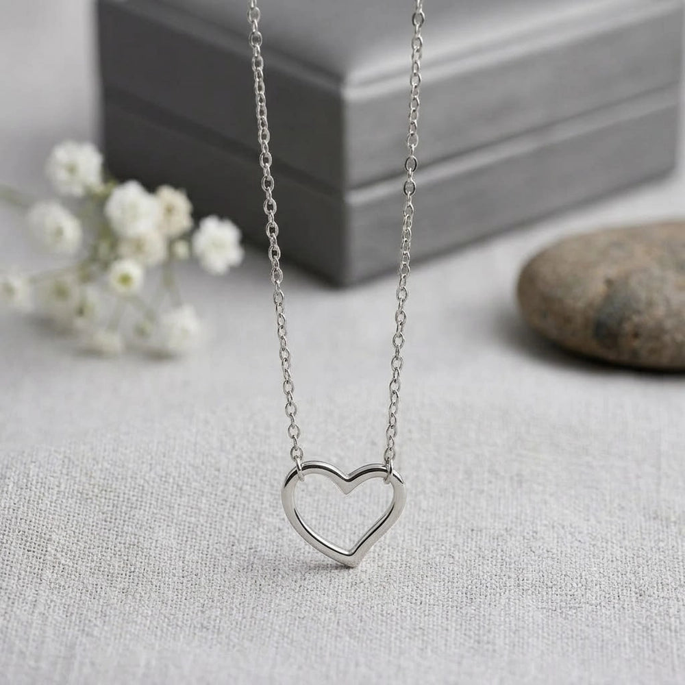 Amora – Halsband med öppet hjärta
