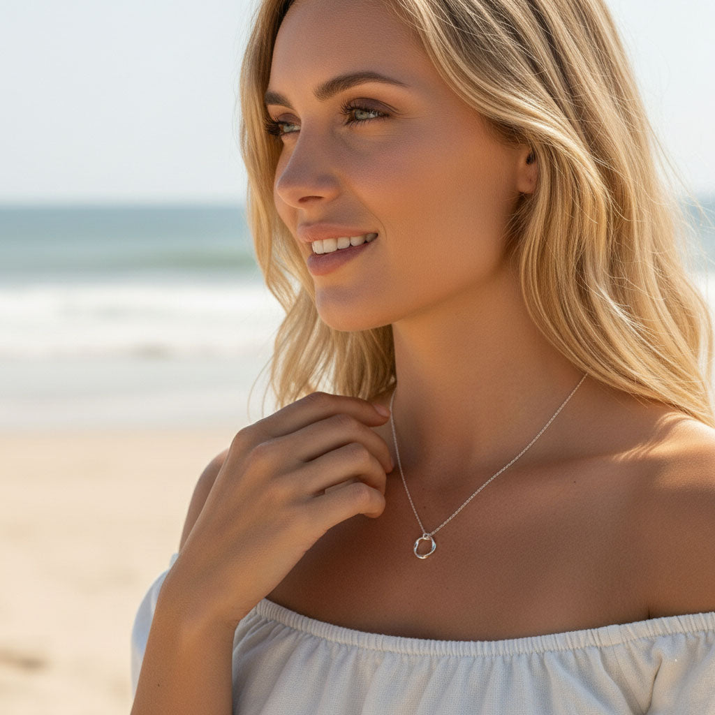 Arwen - Halsband med tvinnat hängsmycke