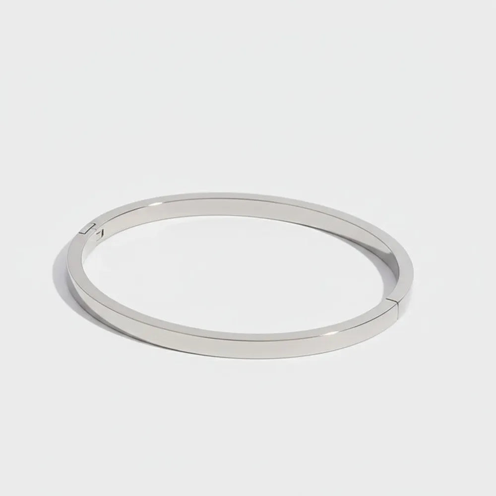 Enkelt banglearmband silverfärgad minimalistisk bangle med slät polerad yta och enkel gångjärnsstängning