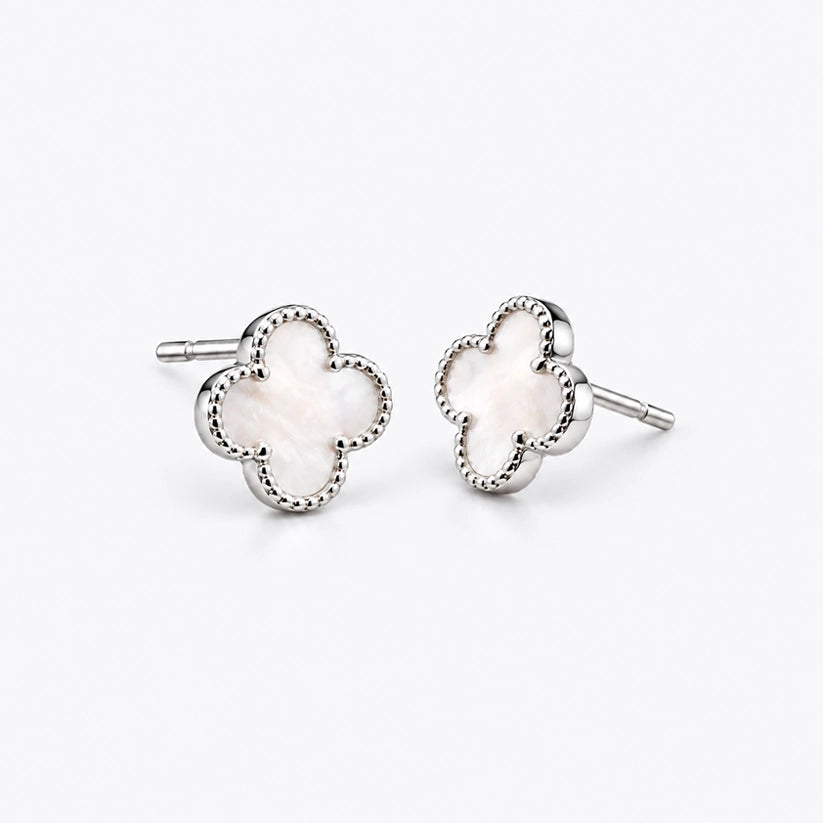 Blanc – Fyrklöverformade studs med pärlemor